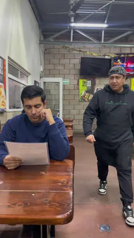 Cuando le preguntas al cliente cómo quiere su hamburguesa 😳 #fyp #viral #food #humor #meme #risa #comedia #mexicali #comediahumor #humortiktok #viral_video #risas #risastiktok #comida #sketch #mesero #meseros #hamburguesa @Krank Guzman @Es lo que hay 