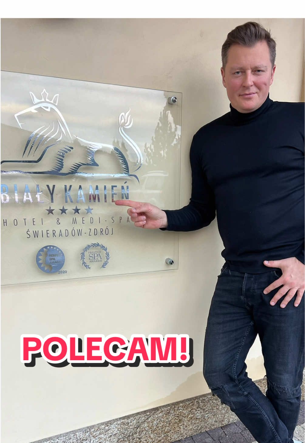 ❄️ Świeradów-Zdrój to idealne miejsce na każdą porę roku! Zimą narty, latem rowery i piesze wędrówki po pięknych Górach Izerskich. A najlepsza baza? HOTEL BIAŁY KAMIEŃ 👌🏻 Właściciel, Pan Tomasz, dba o każdy szczegół… i co najważniejsze 👉🏻 ma indywidualne podejście do każdego klienta! Polecam z całego serducha 😇 #rb #rafalbrzozowski #rafałbrzozowski #brzozowski #bialykamien #hotelwgórach