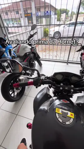 Avaliando a prima da hornet? #moto 
