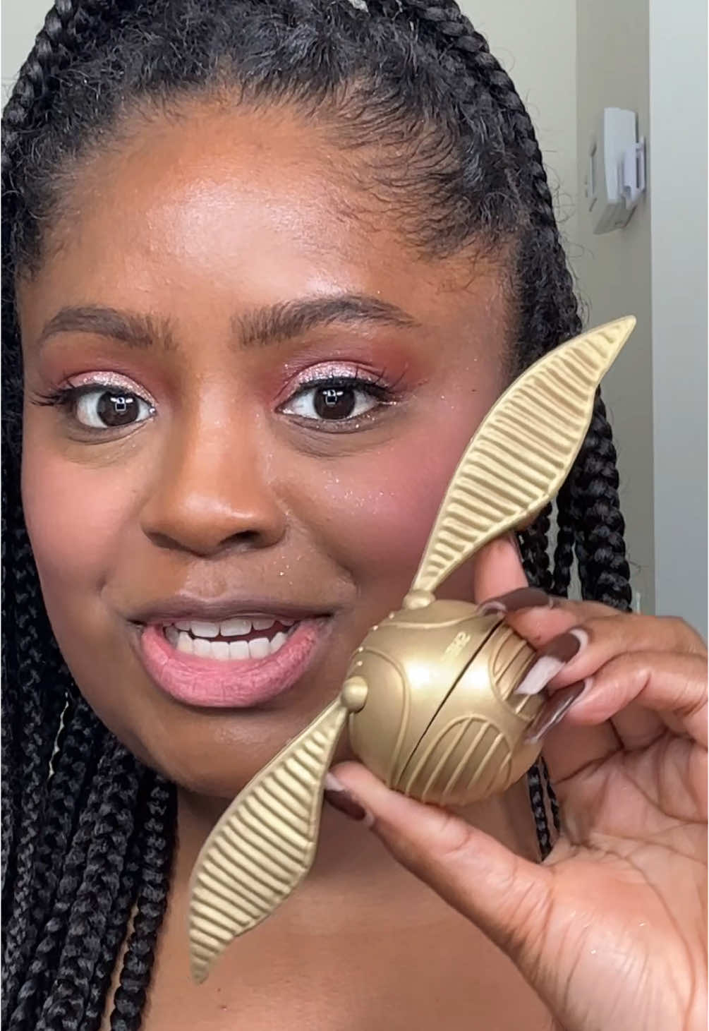 A golden snitch highlighter from the Sheglam Harry Potter collection 👀 #makeup #beauty #harrypotter #makeupreview 