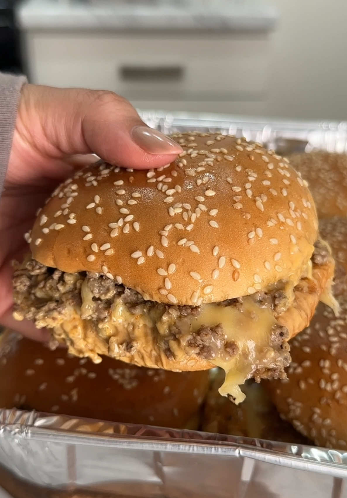 Cheeseburger 🍔👩🏻‍🍳🤤🧀🔪🧅 Ingredientes 500g molida de res Mantequilla al gusto Pan para hamburguesa  Queso tipo gouda Queso rallado al gusto  Pimienta Sal Sazonador de ajo con chipotle asado Para el aderezo estilo in-n-out: 1/2 taza de mayonesa 1/4 taza de catsup  1 cucharada de mostaza 1 cucharada de jugo Magui  1/4 taza de jugo de chiles  Chiles en vinagre picados  +cebolla caramelizada (1 pieza cebolla blanca, mantequilla, aceite, 1 cdita sal y 1 cda sopera de azúcar) 1. En un sartén dorar la carne molida de res, sazonada con sal, pimienta y sazonador de ajo y chipotle rostizado (lo encuentras en el súper o puedes usar tu sazonador favorito). 2. Para el aderezo estilo in-n-out agregar en un tazón: mayonesa, catsup, mostaza, maggi, jugo de chiles, chiles jalapeños picaditos y cebolla caramelizada.          *La cebolla caramelizada se prepara así: en un sartén agregar un poco de aceite, derretir 35g de mantequilla y agregar 1 pieza de cebolla blanca picada en cubos pequeños, agregar una cdita de sal y azúcar, cocinar a fuego bajo hasta que se caramelice. 3. En una bandeja para horno de REYNOLDS unta mantequilla, agrega la base de pan para hamburguesa, unta aderezo estilo in-n-out, una rebanada de queso gouda, carne molida, queso rallado, colocar la tapa y barnizar con mantequilla derretida. 4. Hornear a 170 grados hasta que gratine y listooooo✨ PURA COMEDERA PURA GOZADERA 👩🏻‍🍳🧅🍔🧀 #ReynoldsMexico #Reynolds #Bandejas #SinBPA #recetas #Cheeseburgers #Sliders #GameDay #recipes #publicidad 