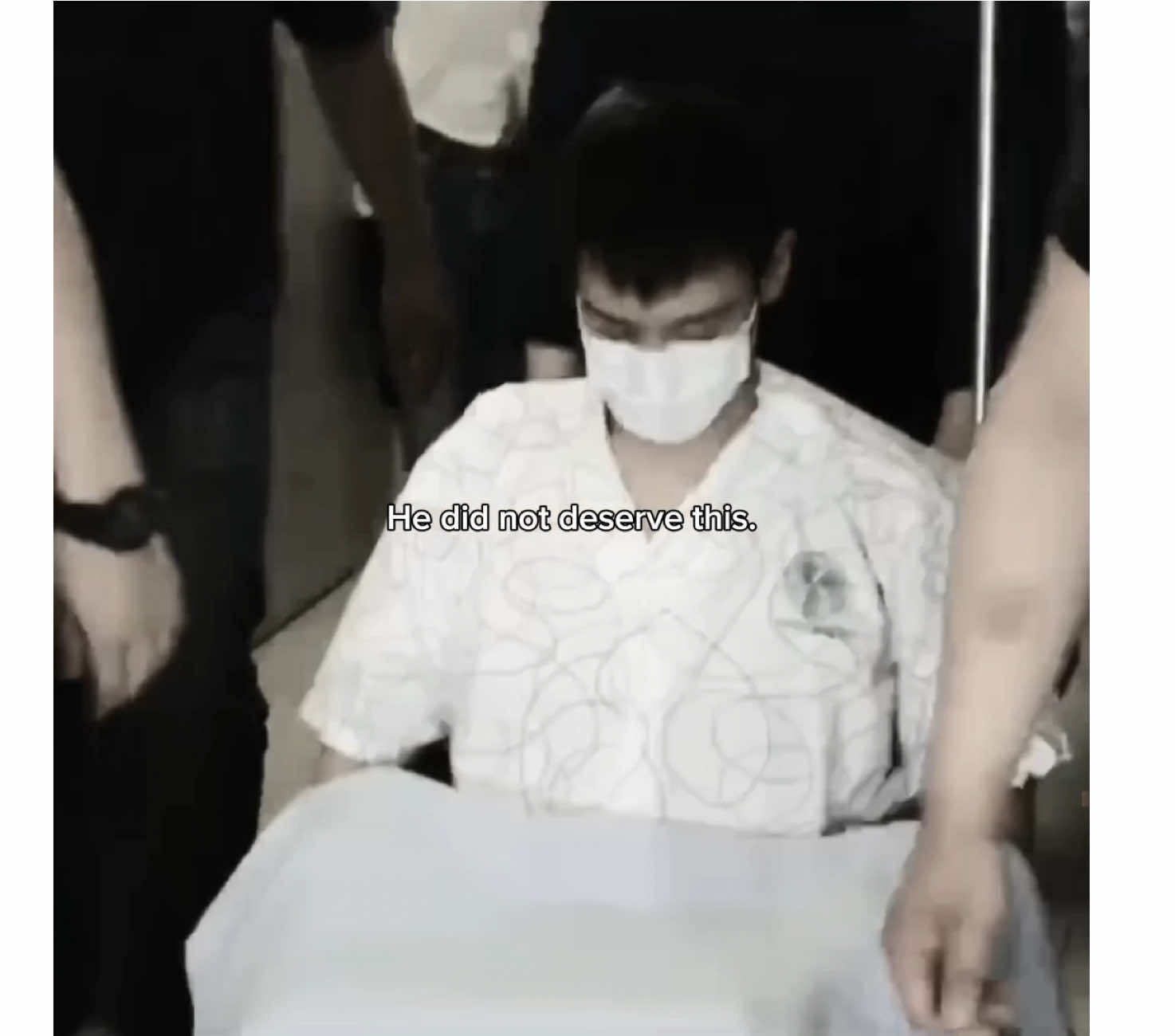 The fact his own country forced him to apologise to all of his fans for doing the action he did, just because he suffers from severe depression and anxiety. Add on the fact that thousands of people flashing cameras in his eyes non stop is full on outrageous. This man needs a deep apology from everyone. (I caught myself crying whilst making this video it’s honestly so heartbreaking) 😢 #TOP #fypシ゚ #virał #sadstory #foryour #comment #choiseunghyun #storytime #virał #hospital #paparazzi 