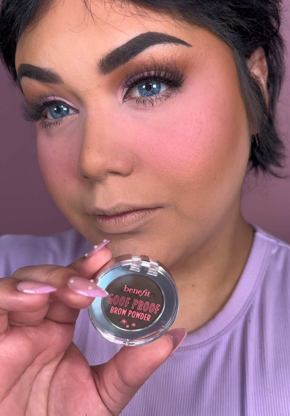 Estaba loca de probar este producto 😍 antes me encantaba hacerme mis cejas en polvo y este producto tiene cobertura plus durabilidad ✨🩷 @Benefit Cosmetics goof proof brow powder🩷 tono 5 #benefitclubpink #benefitcosmetics #benefitbrows #powdereyebrows #latinacreators #wakeupandmakeup #girlhood #makeupreels #makeupreview
