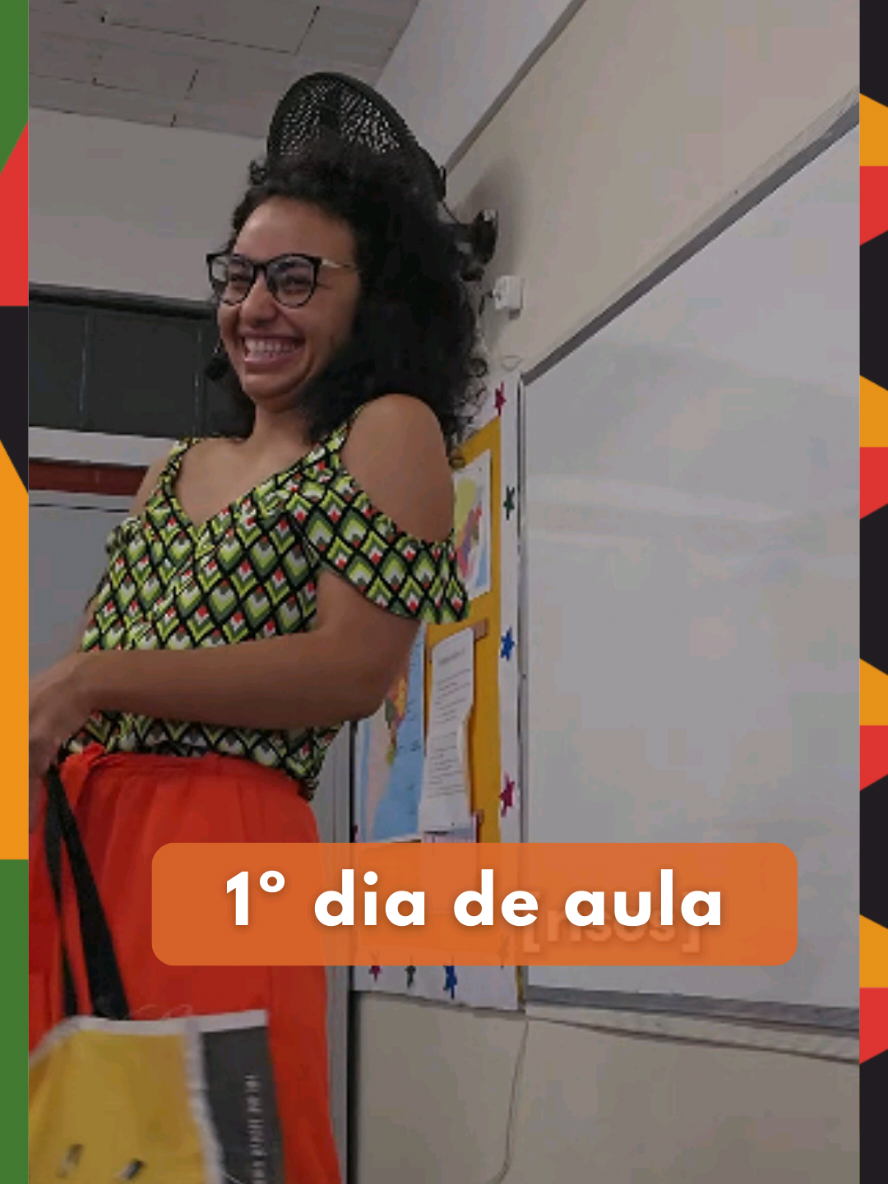 Entre no nosso grupo de WhatsApp e aprenda mais sobre a Pedagogia do Entusiasmo! Descrição: No início do vídeo, eu, uma mulher negra de pele clara, com cabelos cacheados, mostro uma bolsa para os alunos. Ao longo do vídeo, aparecem as mãos de crianças e adolescentes manipulando diferentes fontes, como fita VHS, fotografias, uniforme escolar, bandeira, cartões-postais e papéis. As cenas foram gravadas em diferentes locais com turmas do 5º, 8º e 9º ano. #Escola #Professora #SalaDeAula #MetodologiasAtivas #Educação #Alunos 