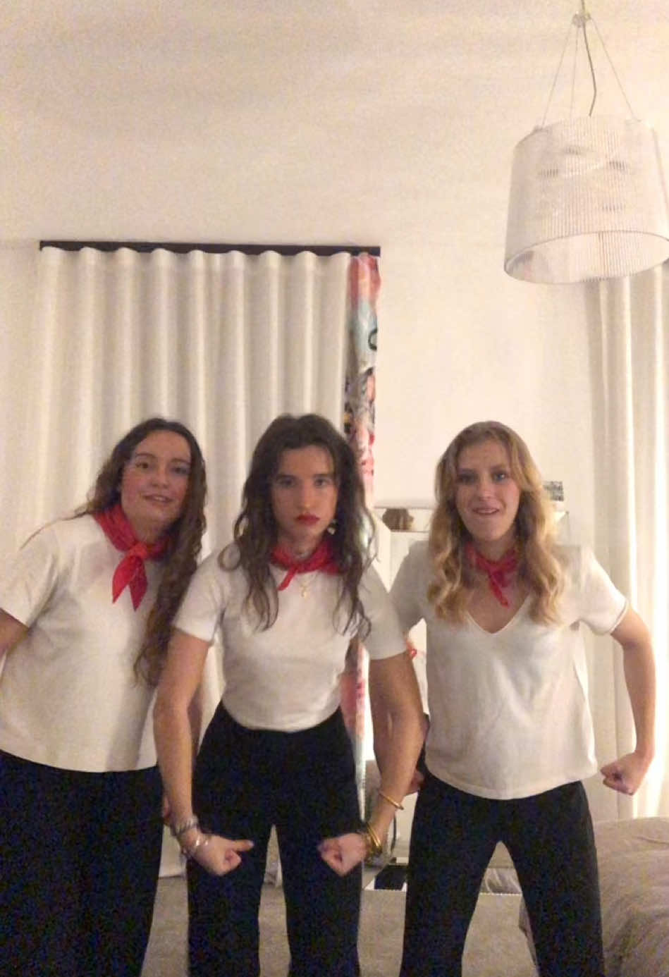 LA DANSE DU RAT #rat #trio #bayonne #feria #sudouest #enbombebb #allerlom #ifps #4like #trend  #dance #danceroftiktok 