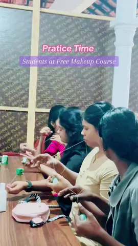 Vavuniya Fashion Academy மேக்கப் கோர்ஸின் முதல் நாள்! மாணவர்கள் நூல் வெட்டும் நுட்பங்களைப் பயன்படுத்தி புருவங்களை எவ்வாறு வடிவமைப்பது என்பதைக் கற்றுக்கொள்கிறார்கள். ஆரி வேலைப்பாடு, தையல், ஒப்பனை மற்றும் பலவற்றில் இலவச பட்டறைகளை வழங்கும் ஒரே அகாடமியாக இருப்பதில் நாங்கள் பெருமை கொள்கிறோம். இவை அனைத்தும் sponsored by  @Anu Aryan🇨🇦   . . #vavuniya #fashion #makeup #selfmakeup #tamil #srilanka #colombo #jaffna #srilankantamil #freetraining #makeuptransformation #learn #nochchimoddai 