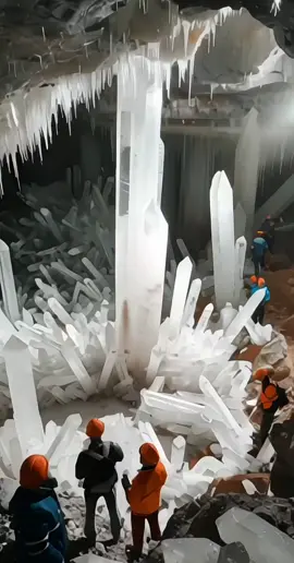 Nature is so amazing that sometimes makes me doubt the meaning of life.  Can you believe this is a really crystal cave from Naica mine, Chihuahua, Mexico ?  #crystals #crystalenergy #crystalvibes #crystalshop #crystalsoftiktok #crystaltok #fyp 