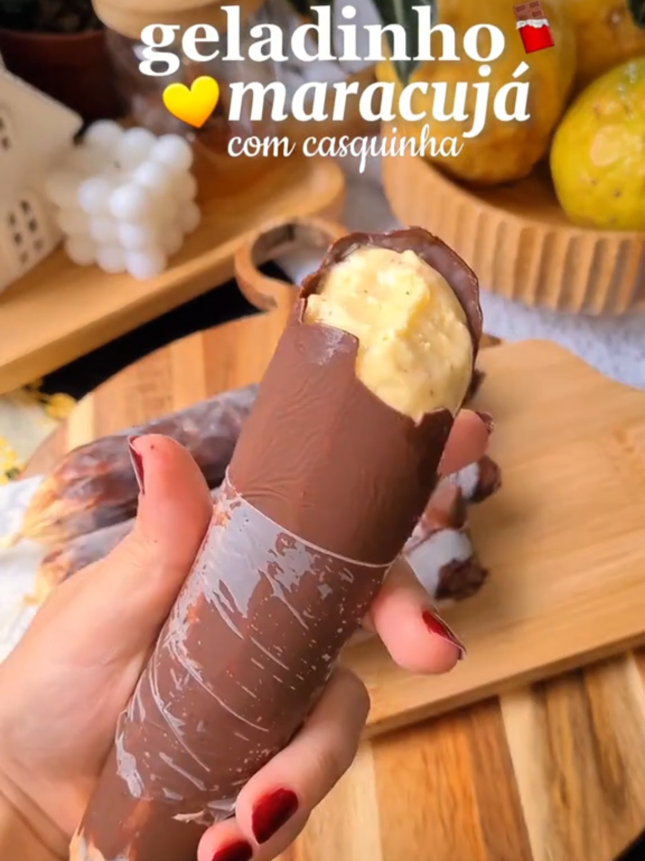Geladinho de maracujá com casquinha de chocolate 💛🍫 Como se chama aí na cidade de vocês? Receita: • 1 caixa de leite condensado (395 g) • 2 caixas de creme de leite (400 ml) • 1 xícara de suco de maracujá (250 ml) • 1 xícara de leite em pó (250 ml) • 1 xícara de leite (250 ml) • 160 g de chocolate Deixe no congelador por, no mínimo, 6 horas. #receitas #geladinho #geladinhogourmet  #dindin #sacole #moussedemaracuja  #receitafacil  #receitasimples #doce #comida #sobremesa #fyyyyyyyyyyyyyyyy 