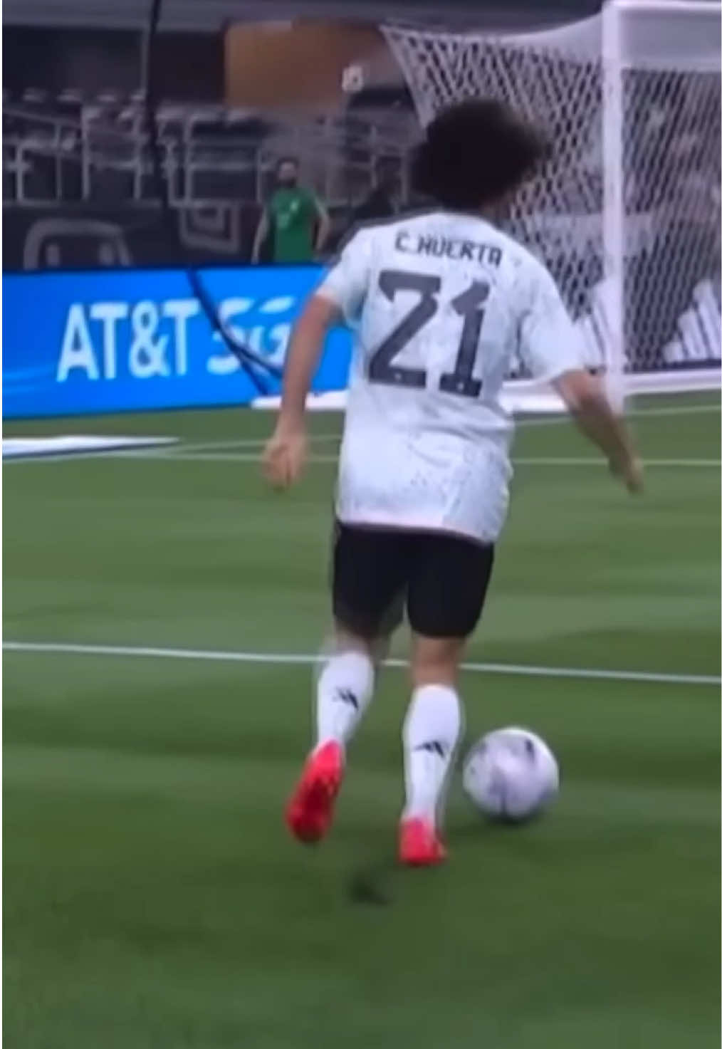 ¡Así fue el primer gol de Chino Huerta! 🇲🇽 Si no lo recordabas aquí te lo dejamos en esta #MáquinaDelTiempo 🕰️ #gol #chinohuerta #mexico #seleccionmexicana 