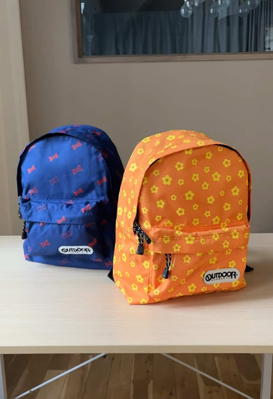 ✨総販売7万個突破！！✨ 大人気アウトドアプロダクツのキッズリュック🌟 保育園、幼稚園、小学校低学年のお子様までお使いいただける大きさです◎ シンプルな作りでマチもしっかりあるのでおむつやおもちゃ、着替え、お弁当や水筒もしっかり入れられます。 前でハーネスを止められるので、ずり落ち防止でやんちゃな子供達でも大丈夫！ 薄い素材だけどとっても丈夫で長く使っていただけます。 男の子も女の子も好きなモチーフの柄が豊富で20種類！ ┈┈┈┈┈┈┈┈┈┈┈┈┈┈┈┈ hauhau 〈ハウハウ〉 楽天市場店 ┈┈┈┈┈┈┈┈┈┈┈┈┈┈┈┈ 税込3,980円以上のお買い物で送料無料 楽天市場内でお買い求めいただけます。 ▶楽天ポイントが貯まる ▶あす楽 （一部地域除きます） ┈┈┈┈┈┈┈┈┈┈┈┈┈┈┈┈ ※掲載価格は投稿時の販売価格です。 変動する場合がございますのでご了承ください。 #セレクトショップhauhau #キッズリュック #リュックサック #子供 #キッズグッズ #幼稚園 #保育園 #低学年 #通園 #通学 #運動会 #遠足 #キッズバッグ #カバン #帰省 #旅行 #楽天市場 #楽天購入品 #楽天マラソン #kidsrucksack #アウトドアプロダクツ #outdoorproducts 