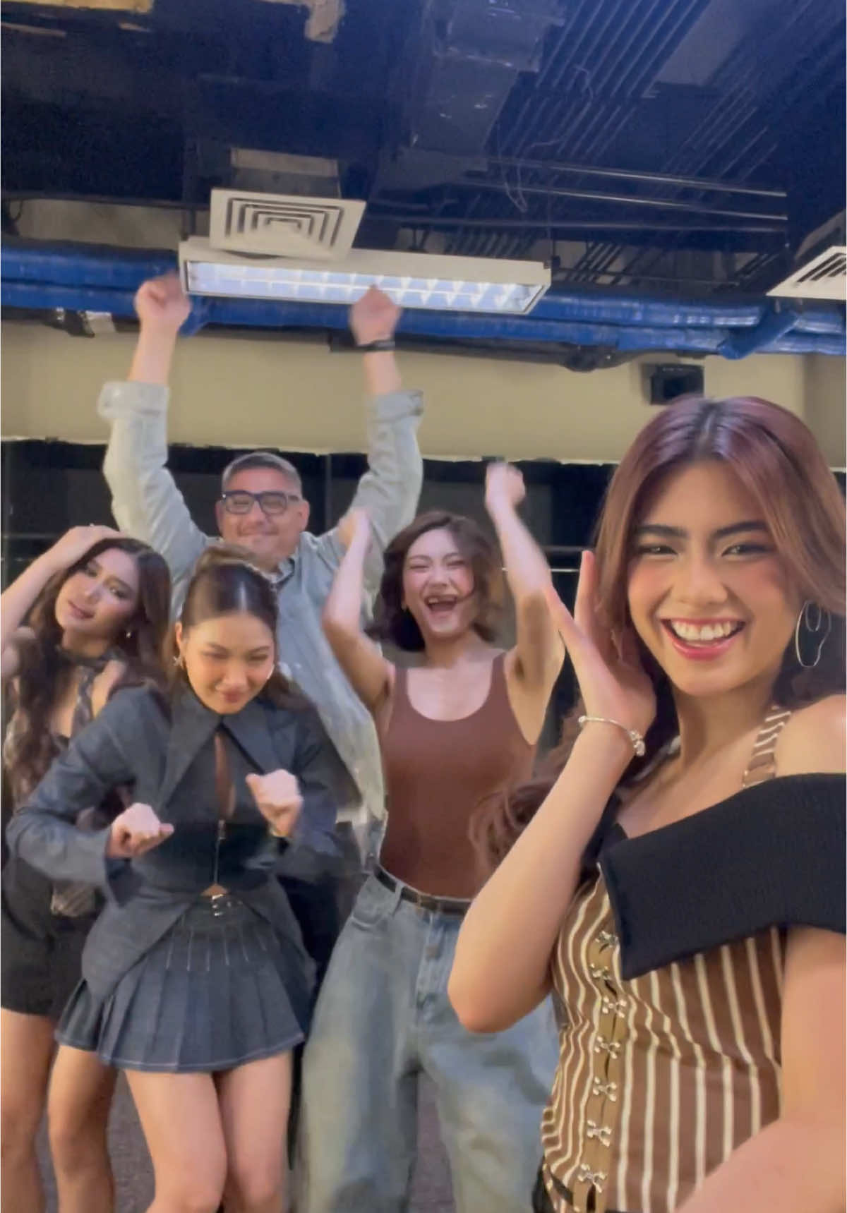 Quick warm up muna sa dressing room ang BINI bago magrambulan! 🌈💪🏻🌸 Abangan sina Mikha, Sheena, Colet, Mickey, at Jhoanna sa #RainbowRumble ngayong Sabado, 7:15PM sa Kapamilya Channel, Kapamilya Online Live, A2Z, at TV5. Mapapanood din sa iWantTFC.