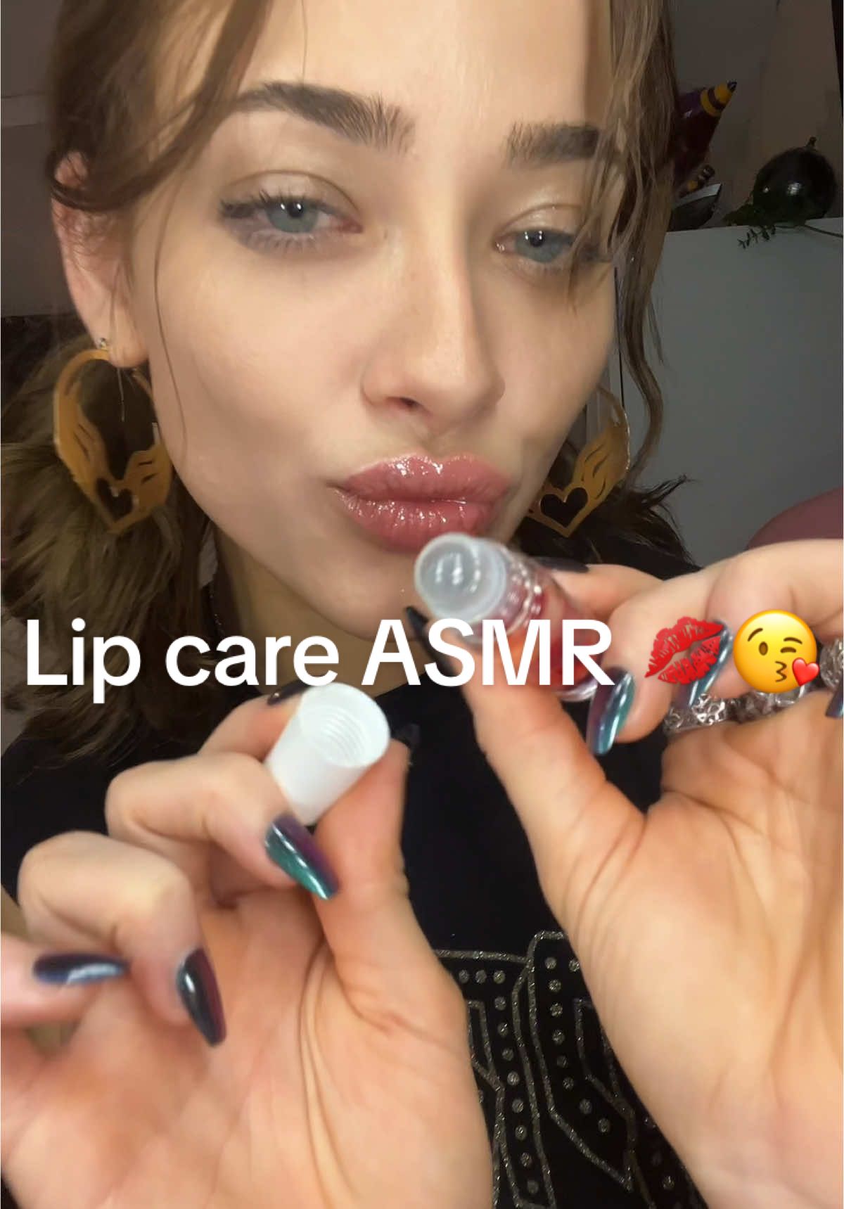 Helping you moisturize those lips!!💋💋 MWAH!!😚 #ASMR #asmrpersonalattention #asmrskincare #asmrfast #lofiasmr #asmrroleplay #asmrsound #asmrwhisper #asmrtingles #asmrlipgloss #asmrmakeupapplication #makeupasmr 