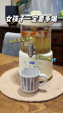 Pha bình trà uống cả ngày.