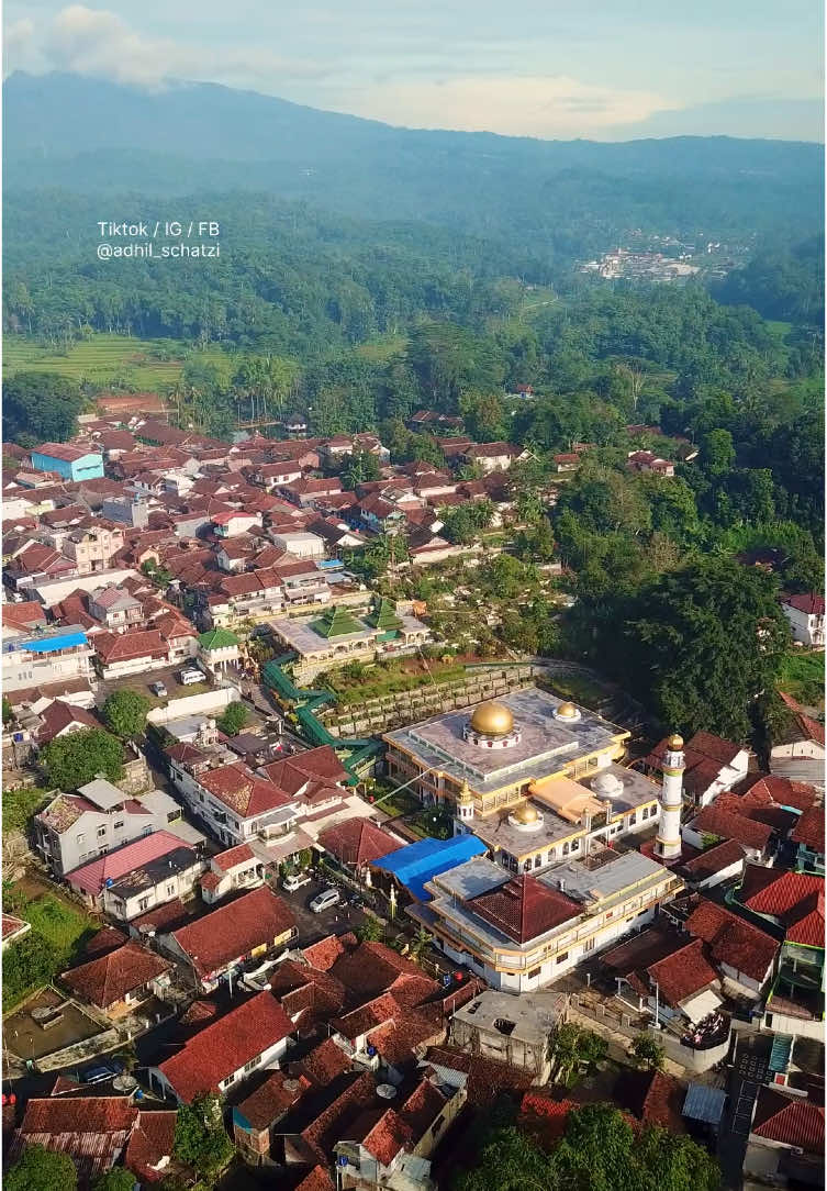 Vibes pagi hari pontren suryalaya #suryalaya #pesantrensuryalaya #tasikmalaya #tasikpride #exploretasikmalaya #explorekabupatentasikmalaya #sunrise #droneview #adhil_schatzi 