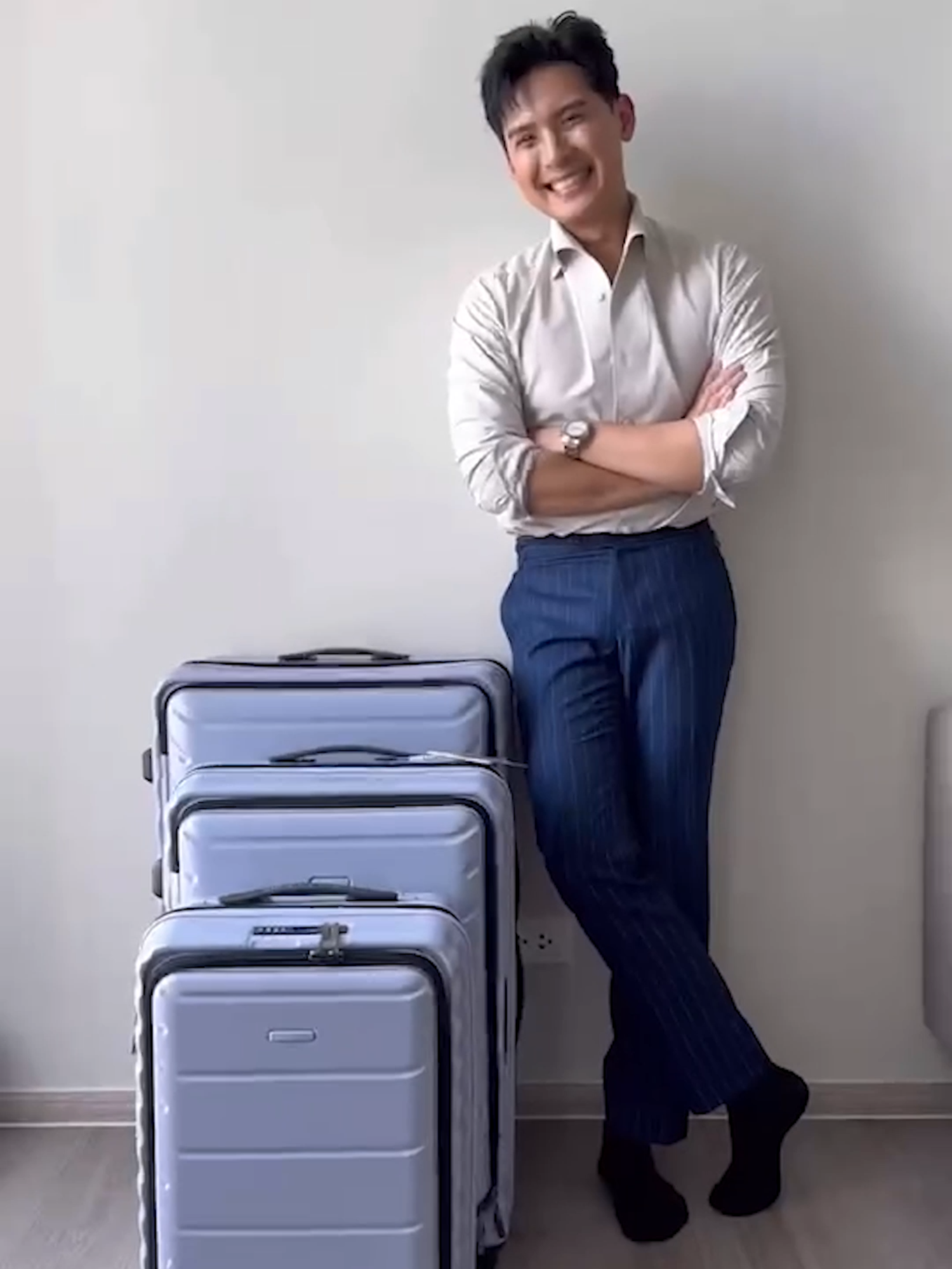 🇨🇳 𝐋𝐔𝐒𝐓𝐄𝐑 ลุยเซี่ยงไฮ้กับคุณแคน อติรุจ @atirutkit 💝  กระเป๋าเดินทางเปิดหน้าล้อญี่ปุ่น Hinomoto แข็งแรง ล้อลื่น ประหยัดพื้นที่ ฟังก์ชันเยอะสุด ๆ 🧳✨ ขอบคุณคุณแคนที่ไว้ใจกระเป๋าเดินทาง 𝐒𝐄𝐂𝐑𝐄𝐓𝐏𝐎𝐋𝐎 ค่ะ ❤️ #luggage #travelbag #กระเป๋าเดินทาง #กระเป๋าเดินทางเปิดหน้า #กระเป๋าเดินทางล้อลาก #เทรนด์วันนี้ #แคนอติรุจ #เซี่ยงไฮ้ #เที่ยวจีน #เที่ยวต่างประเทศ