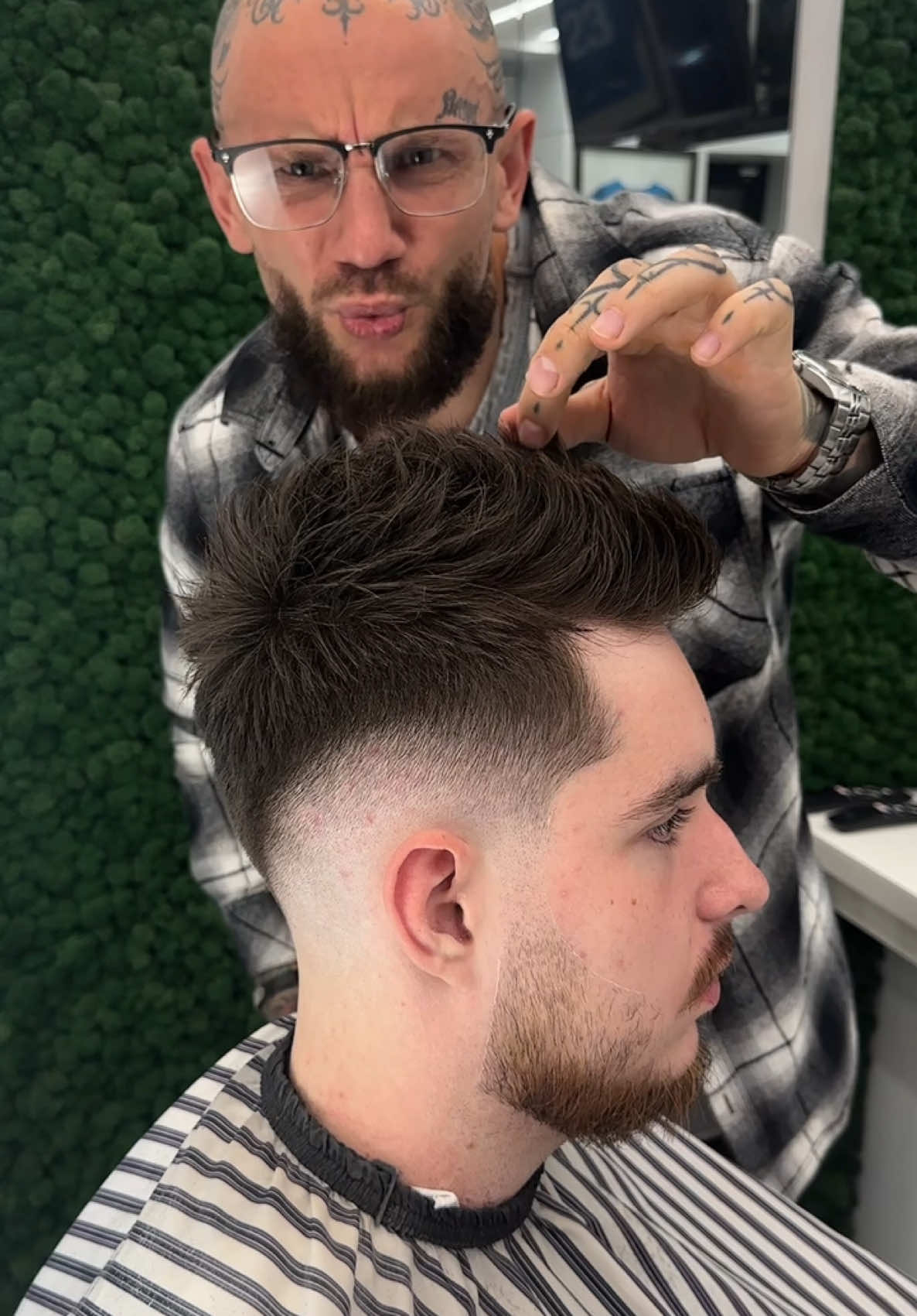 ✂️ ПОВЫШЕНИЕ КВАЛИФИКАЦИИ БАРБЕРОВ В САНКТ-ПЕТЕРБУРГЕ — МАРТ 2025 ✂️ Ты готов поднять свою работу на новый уровень и сделать так, чтобы клиенты возвращались к тебе снова и снова? В марте в Питере мы запускаем прокачку коммерческих и удлинённых дизайнов — всё, что нужно для уверенной и современной работы мастера. 💥 Что будет на квалификации: ✅ Разбор коммерческих дизайнов, которые востребованы у клиентов. ✅ Техники создания удлинённых дизайнов — трендовые образы, которые выделят тебя на фоне других мастеров. ✅ Практика и отработка под руководством экспертов. ⚡ Это обучение для тех, кто: ✔️ Хочет уверенно выполнять сложные дизайны и стричь не “как получится”, а с чётким пониманием формы и пропорций. ✔️ Стремится прокачать коммерческий подход, чтобы работы были востребованы на рынке. ✔️ Готов инвестировать в своё будущее и стать мастером премиального уровня. Нет возможности приехать? Мы готовы приехать к вам и провести выездной семинар или открытый мастер-класс. 🛠 Уже сейчас можно выбрать качественный инструмент в нашем интернет-магазине [ссылка в шапке профиля]. 📩 Все детали и запись — в личные сообщения или по ссылке в шапке профиля. ❗ Пока другие тратят время впустую, ты действуешь и растёшь как мастер!