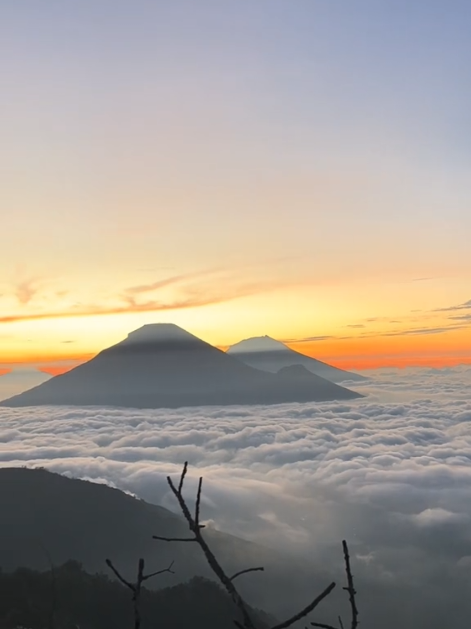 beautiful sunrise with sumbing and sindoro view  vt @daffanindya  INFORMAAI PORTER DM MIMIN  #bismo2365mdpl #gunungbismoderoduwur #gunungbismo2365mdpl #lautanawangunungbismo #wonosobo #porterwonosobo #porterbismo 