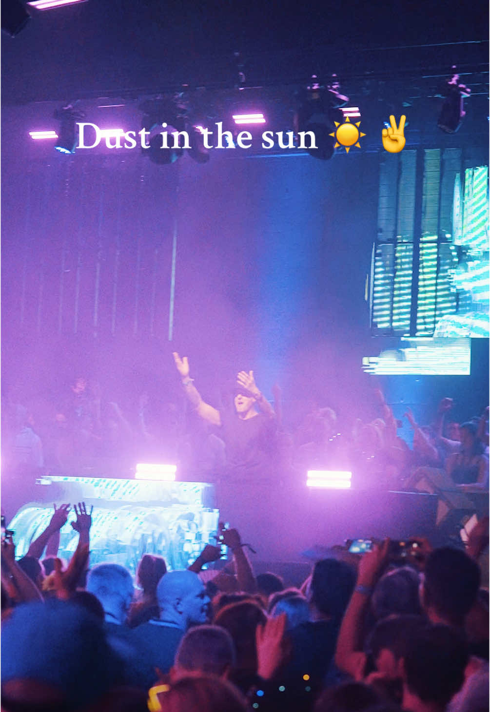 „Dust in the sun“ OUT NOW 🎧✌️☀️ #techno #nielsvangogh #rave #festival #mainstage #weekend #trance #raves #party #tomorrowland #festivalseason 