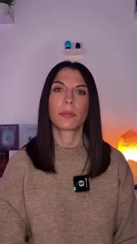 A veces, el cierre no llega con palabras, sino con el momento en que entendemos que ya no las necesitamos. Nos aferramos a la idea de que necesitamos una última conversación para cerrar. Pero si alguien no quiso hablar cuando debía eso ya es suficiente cierre. #cerrarciclos #amorpropio #relacionessanas #terapia 