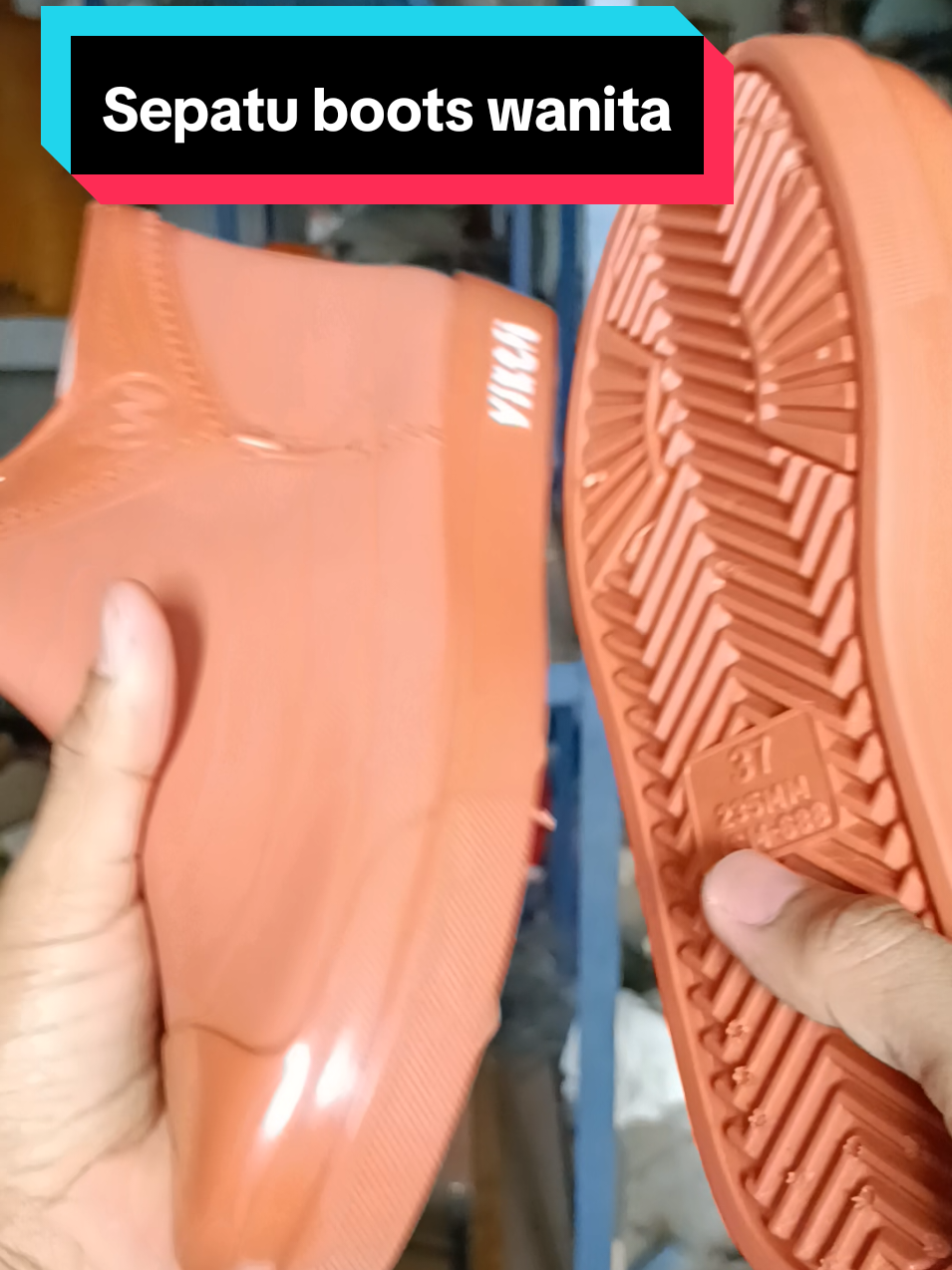 Rekomendasi sepatu boots wanita yang full karet. #sepatu #wibgajian #affiliatemarketing #boots #sepatuwanita #sepatukaret #sepatumurah 