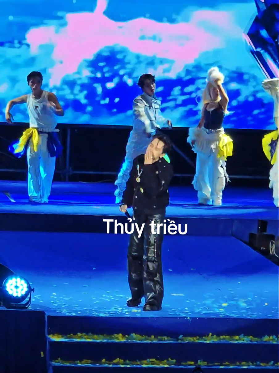 Trao em tình yêu trao đi hết luôn cho Nàng #quanghungmasterd #redbull #skyfest #theglobalcity #masterisehomes #globalfountain #soho #concert2025 #tiktoksong #thuytrieu @Quang Hùng MasterD 