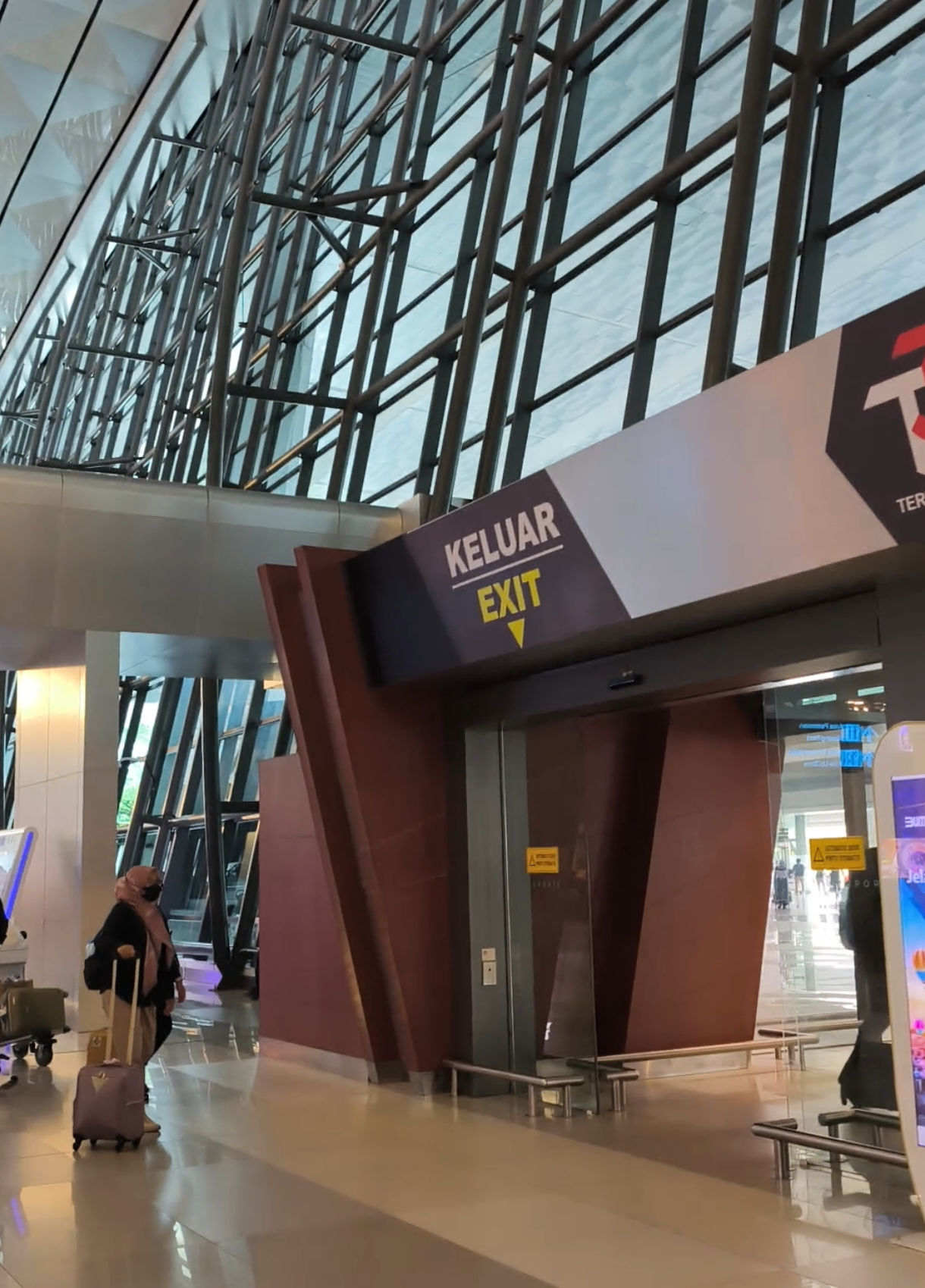 mentahan jalan-jalan keluar dari terminal 3 Bandara Soekarno-Hatta Jakarta buat mentahan dan bahan prank teman pacar mantan atau selingkuhan kalau udah sampai Jakarta #soettaairport #mentahanstory #mentahanstorywa #mentahan #mentahanjalanjalan #mentahanvideo #storywhatsapp #prankvideo #