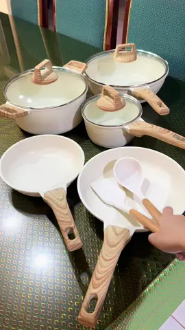Kung hilig mo ay white & wood kind of aesthetic para sa bahay nyo, then this cookware set ay bagay na bagay para sa inyo!! Mukang mamahalin di’ba? pero affordable lang sya!  #fyp #cookware #cooking #kitchenware #kitchenrecommendation #fypage #fypシ゚ #foryoupage #KitchenHacks #sulitfyp #affordable #gipp #sulit #foryou 
