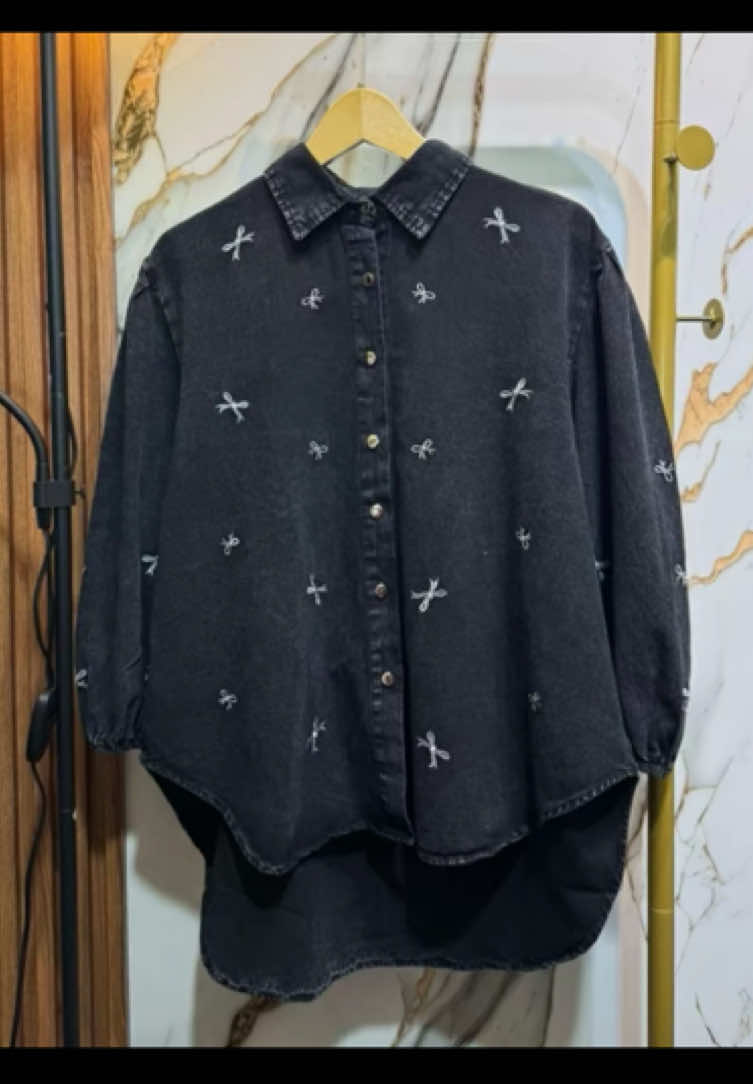 Snow black pita tangan karet reastok lagi nih😍 gercepp!! Stok terbatass #kemejajeans #jeanspremium #kemejaoversize #new #kemejawanita #atasan #outfitideas #racunoutfit #racuntiktok #fyp #paydaysale #saletiktokshop 