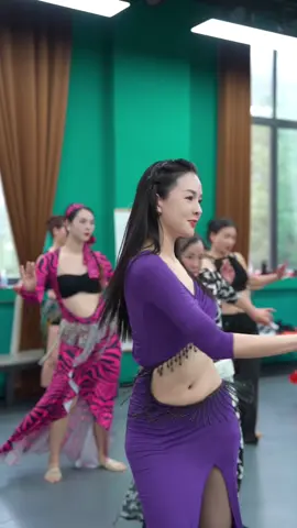 My class 💃🌺#orientaldancer #bellydancetiktok #designer #bellydancemoves #bellydanceclass💃🌺 #bellydance😘 #bellydancedubai🌺 #orientaldance #bellydancers 