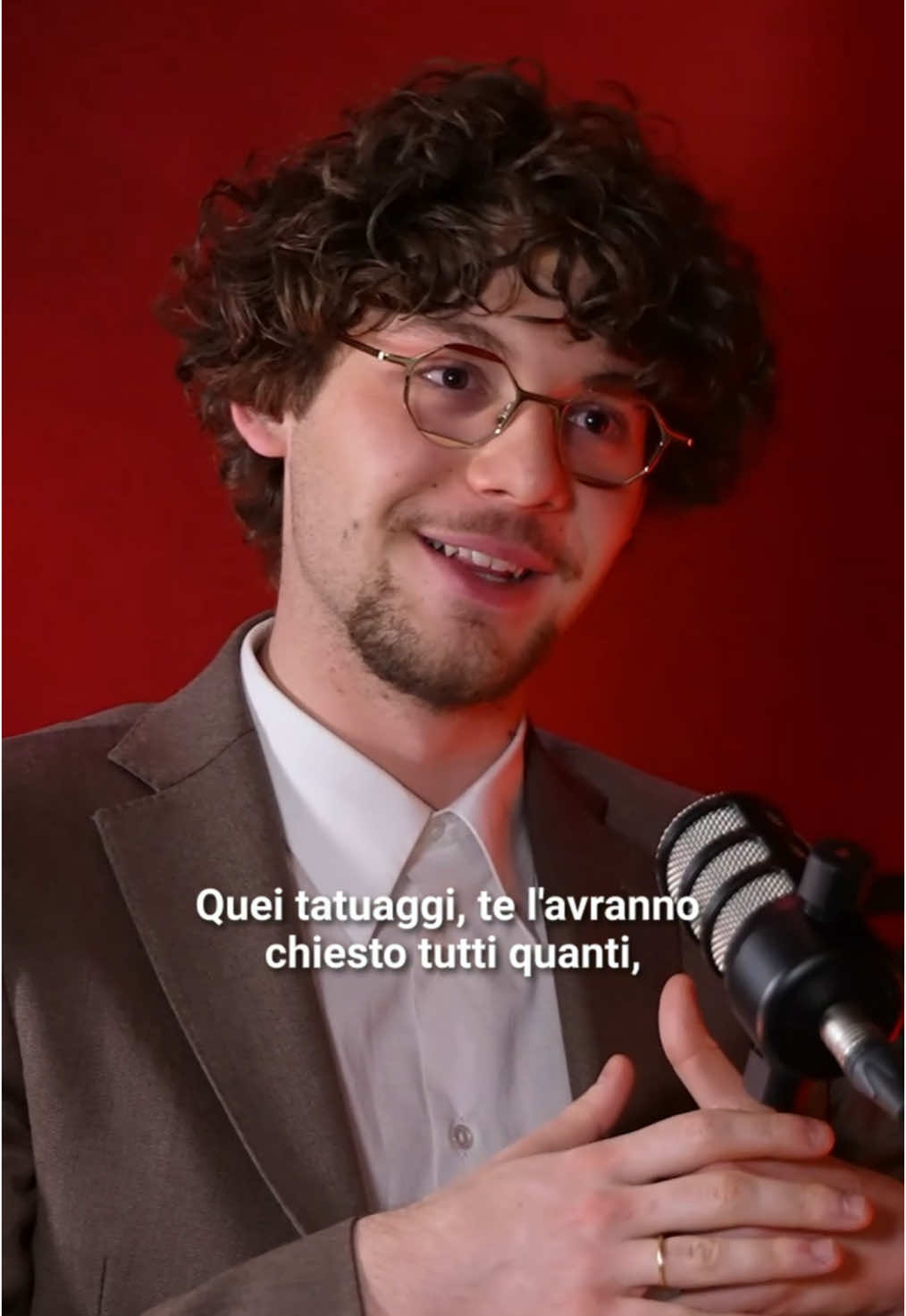 Centodieci tatuaggi, tra i quali il volto del maestro Beppe Vessicchio. Ospite de 'La periferie del tempo' Alfa mostra i suoi ricordi incisi sulla pelle: 