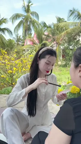 Năm nào cũng vậy cô giáo đi chơi tết vẫn ko quên nhiệm vụ làm đẹp cho vị khách đặc biệt này #têtsumvầy #côkimmakeup 