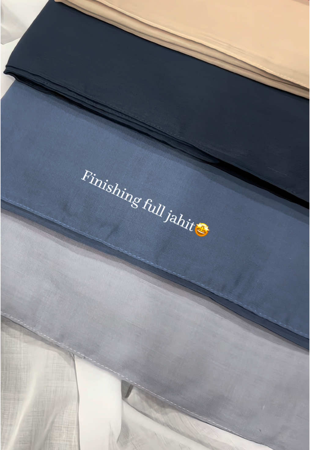 Hai guys mimin akhirnya ready in Voal EXCLUSIVE size 115x115cm untuk kalian yang kemarin nanyaiin mimin udh readyiin di live ya ka next join Sekarang yaaa#umama #voal #premium #hijab #tutorial #live #join #joindilive #hijabmewah 