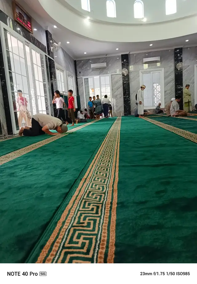 Sholat Jum'at berjamaah di Masjid Al-Ihsan. 