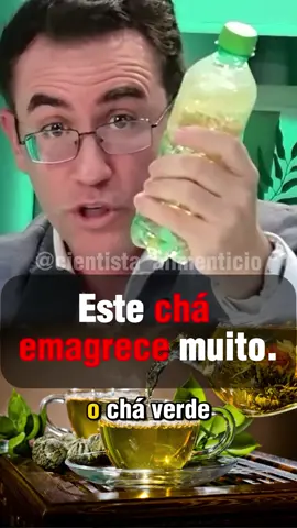 Para usar o chá verde de forma eficaz no emagrecimento, siga estas recomendações: 1️⃣ Quantidade Ideal ✅ Consuma 2 a 3 xícaras por dia (cerca de 600 a 750 ml). ✅ Evite ultrapassar 1 litro por dia para não causar efeitos colaterais (como insônia ou irritação no estômago). 2️⃣ Melhor Horário para Tomar ⏰ Antes das refeições → Ajuda no controle do apetite. ⏰ Antes do treino → Estimula a queima de gordura e melhora o desempenho físico. ⏰ Evite à noite → Contém cafeína e pode atrapalhar o sono. 3️⃣ Como Preparar 🔥 Modo correto: Aqueça 250 ml de água até 80°C (antes de ferver). Adicione 1 colher de chá de folhas de chá verde ou 1 sachê. Deixe em infusão por 2 a 3 minutos (não ultrapasse para evitar amargor). Coe e beba sem adoçar. 4️⃣ Dicas Extras ✅ Combine com limão ou gengibre → Potencializa o efeito termogênico. ✅ Beba sem açúcar ou adoçante → Para evitar calorias extras. ✅ Associe a uma alimentação equilibrada e exercícios → O chá verde não faz milagre sozinho, mas acelera os resultados. Acompanhe  @cientista_alimenticio   para aprender tudo sobre Saúde. E para com a dependência dos remedios químicos! #cháemagrecedore #chaver #palestrantetiagorocha_oficial