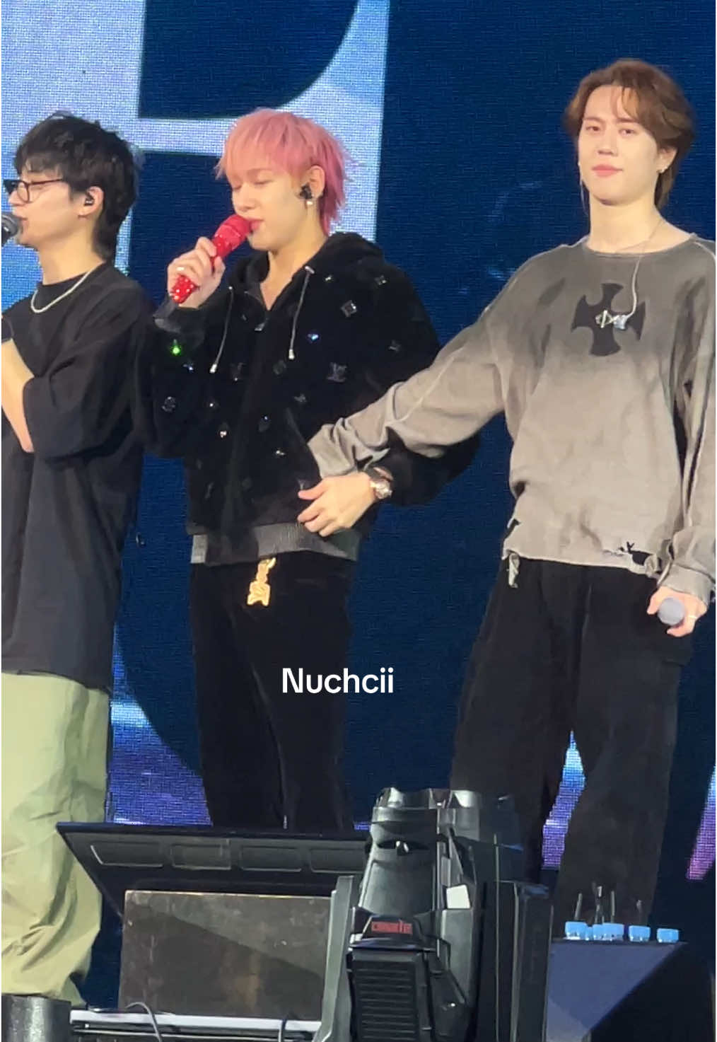 แบมโอบยูคยอมเข้ามา ยูคยอมหนาวมือเอามือซุกเป๋าแบม ค่ดน่ารักอ่ะ แงง 🥹 #GOT7  #GOT7_NESTFEST #BamBam #Yugyeom