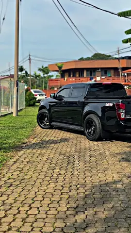 🥷🏼#dmaxhitam #dmaxmalaysia #loweredlifestyle #4x4lowerd #dmax #
