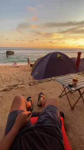 Terkadang cuma butuh sendiri, duduk nglamun menikmati suara ombak #ombak #sunset #vibes #pantai #santai 