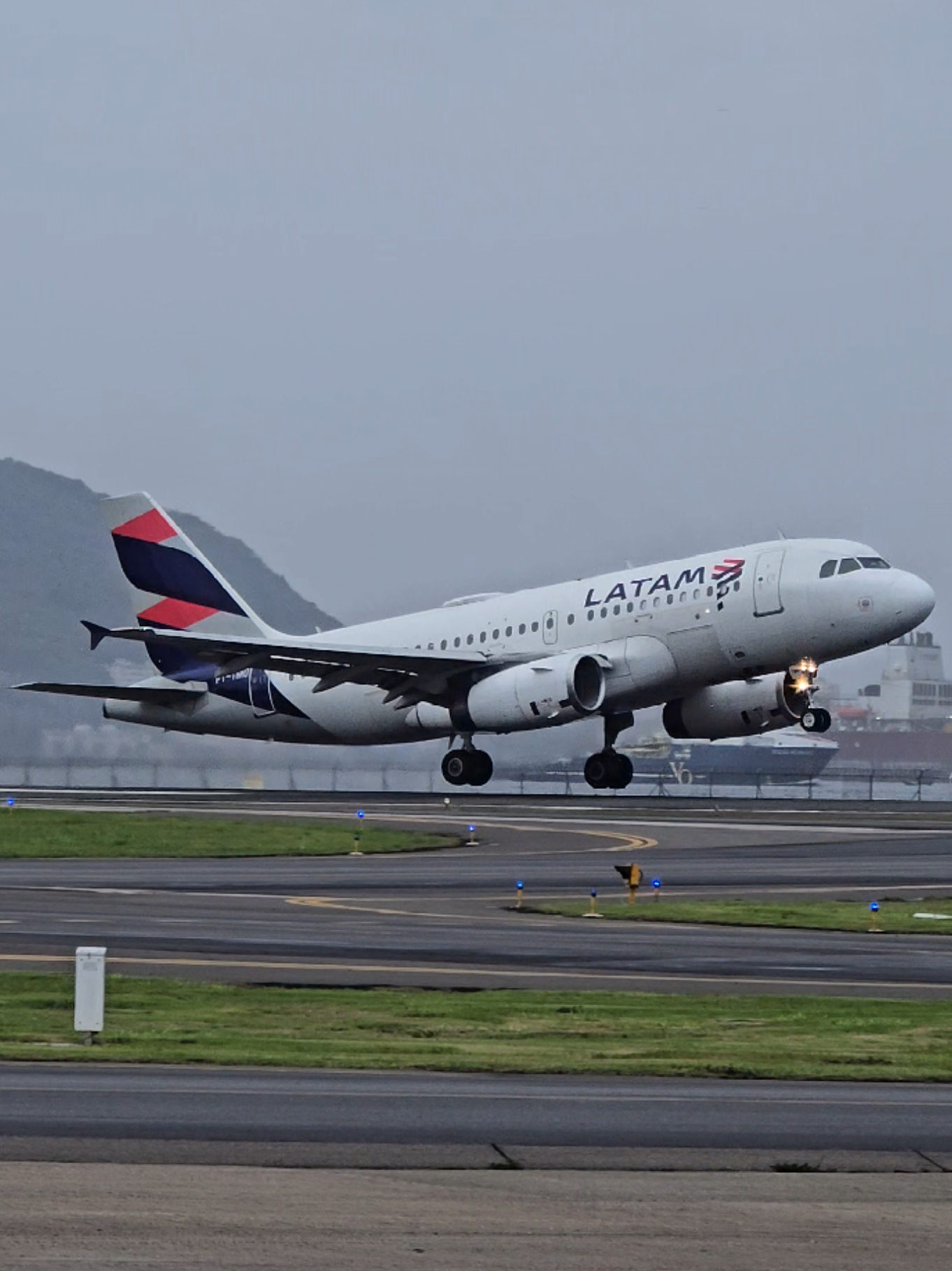 decolagem de sexta feira . #aviao #aviacao #latam 