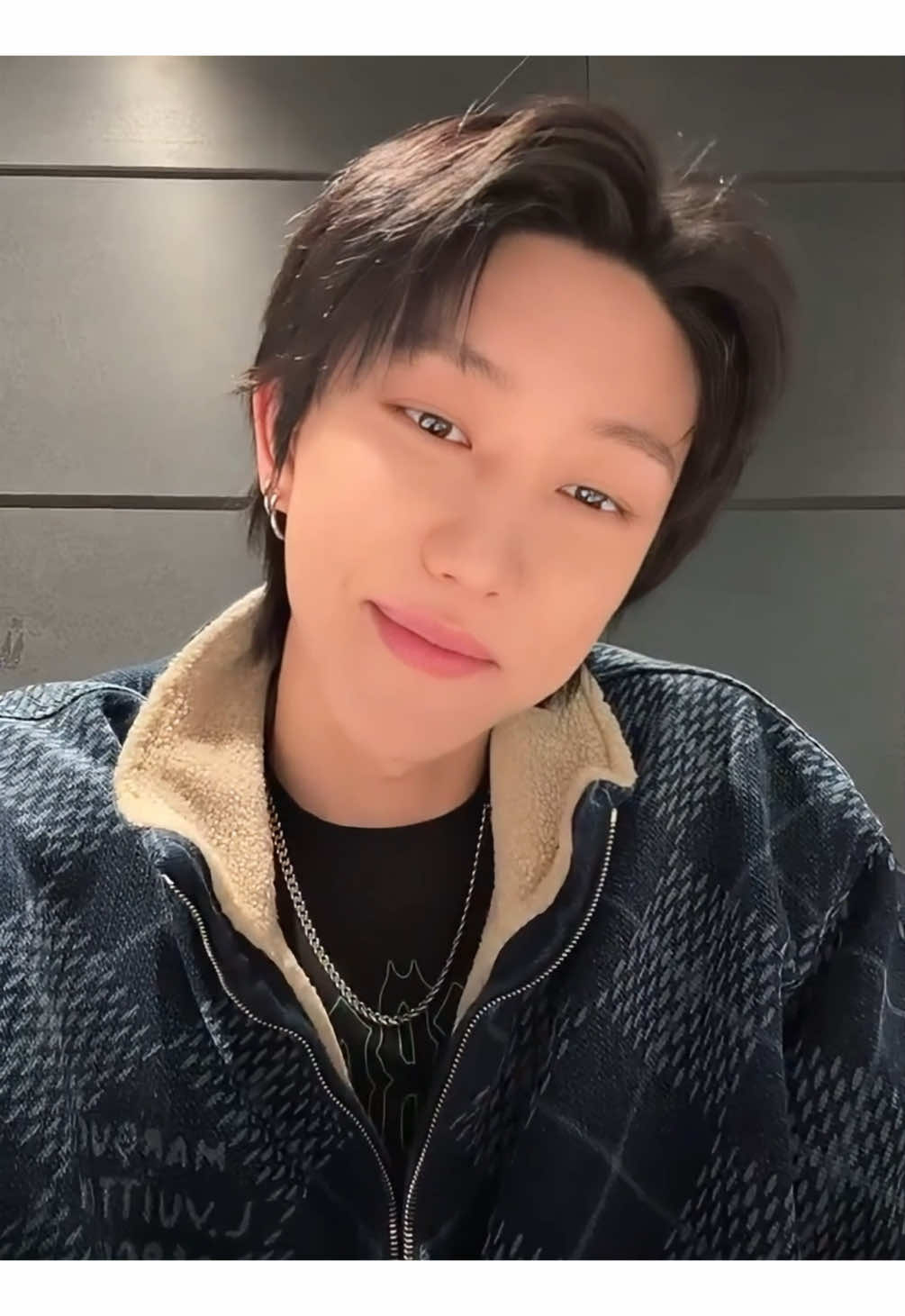 minghao weibo live🌟 Y’ALL HE LOOKS SO GOOD and he was yapping away i love him #seventeen #svtcarat #minghao #weibo #live #chinesenewyear #2025 