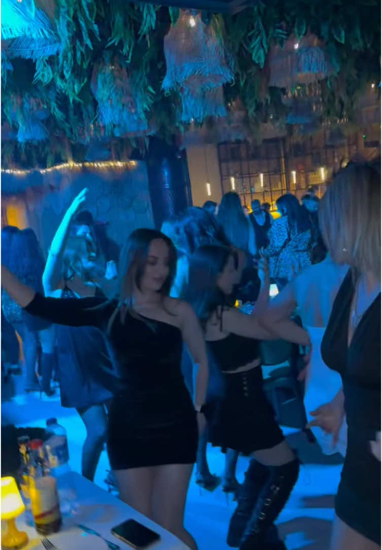 🥂 Eyşan İstanbul , Yeni Nesil Eğlence 💃 Haftanın 7 Günü  🎧 19:30 - 01:30 saatleri arası eğlence  ☎️ Bilgi ve Rezervasyon: 0 (531) 930 86 81  📍İstanbul / Beşiktaş-Fulya 