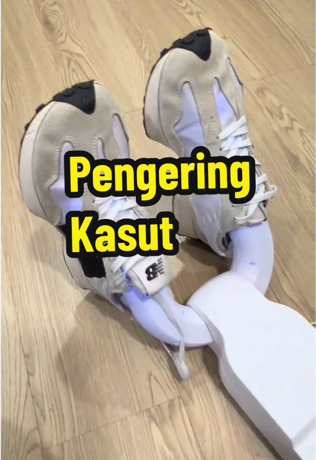 Jangan jemur kasut belakang peti ais  #shoesdryer 
