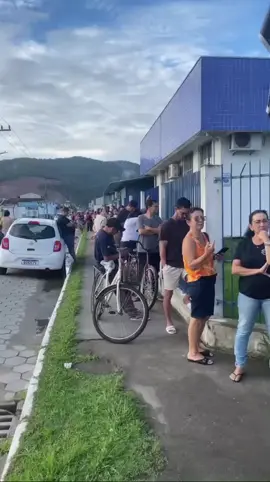 EM ITAJAÍ - CAOS NA SAÚDE 🚨 O Itajaí EXTRA Notícias registrou 83 reclamações nesta manhã dia  (31), sobre a enorme fila para pegar ficha médica no posto de saúde do Santa Regina. De acordo com as informações, o posto também está sem dentista. A fila começou a se formar às 5 horas da manhã e, até agora, a situação segue caótica. 🎥 Itajaí EXTRA Notícias, sob a direção geral de Sérgio Béssa. 🎥