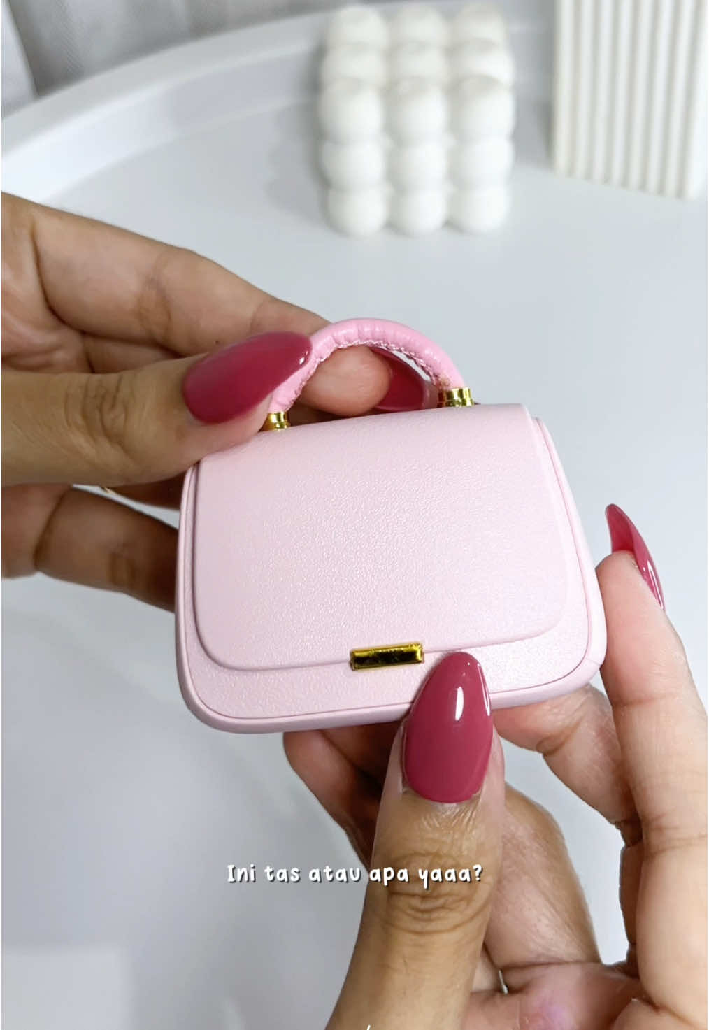 Omgg ini tas atau apa yaa?? Ternyata ini tes bluetooth gt tapi bentuknya mini bag. Aaaak cubangett next mau aku gantungin jadi bagcharm juga aaahh #twsbluetooth #tws #headsetbluetooth #headset #gemes 