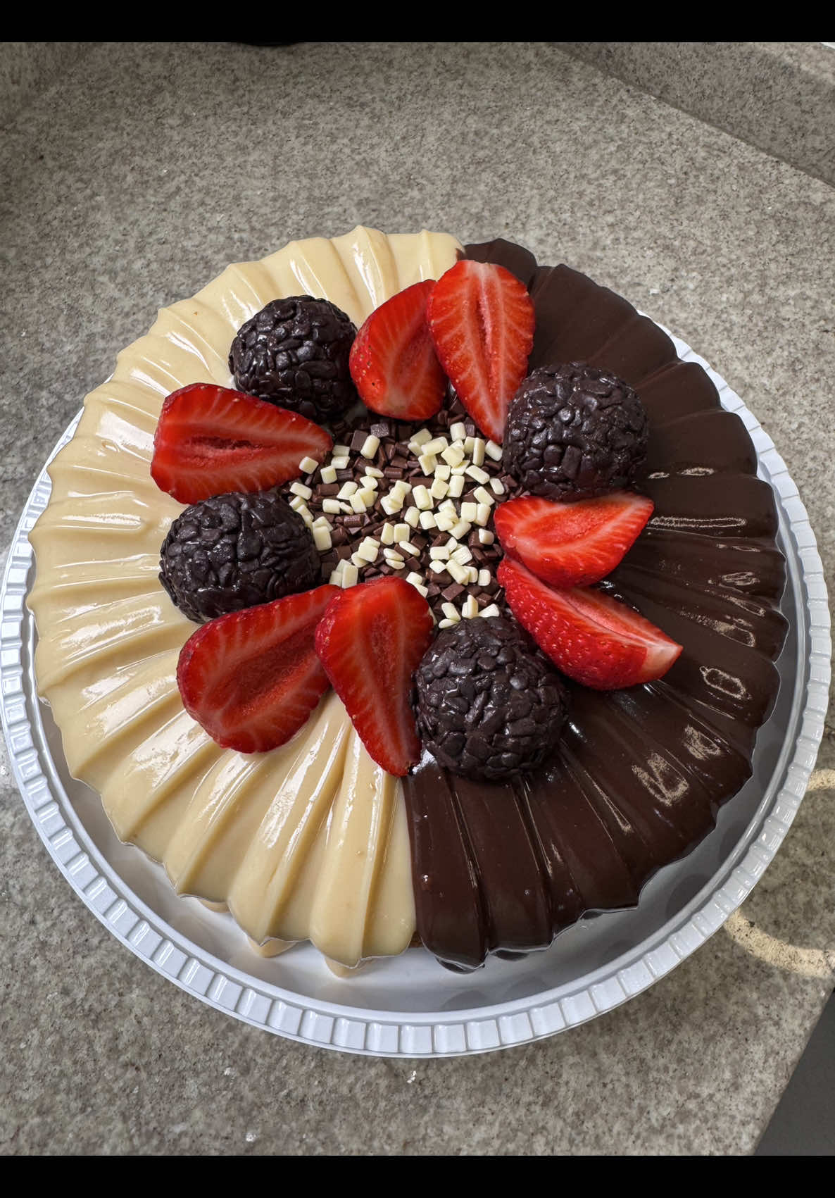 Bolo vulcão casadinho ❤️ Essa combinação de ninho com chocolate é perfeita! #foryou #viral #confeitaria #yo #brasil #butanta #fyp #confianoproceso #bolovulcao #bologourmet 