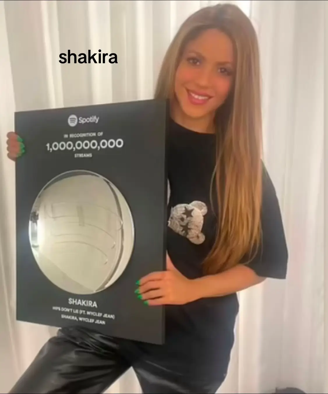 atiana grande is the female artist with more songs over 1billion streams in spotify #arianagrande #spotify #1billion