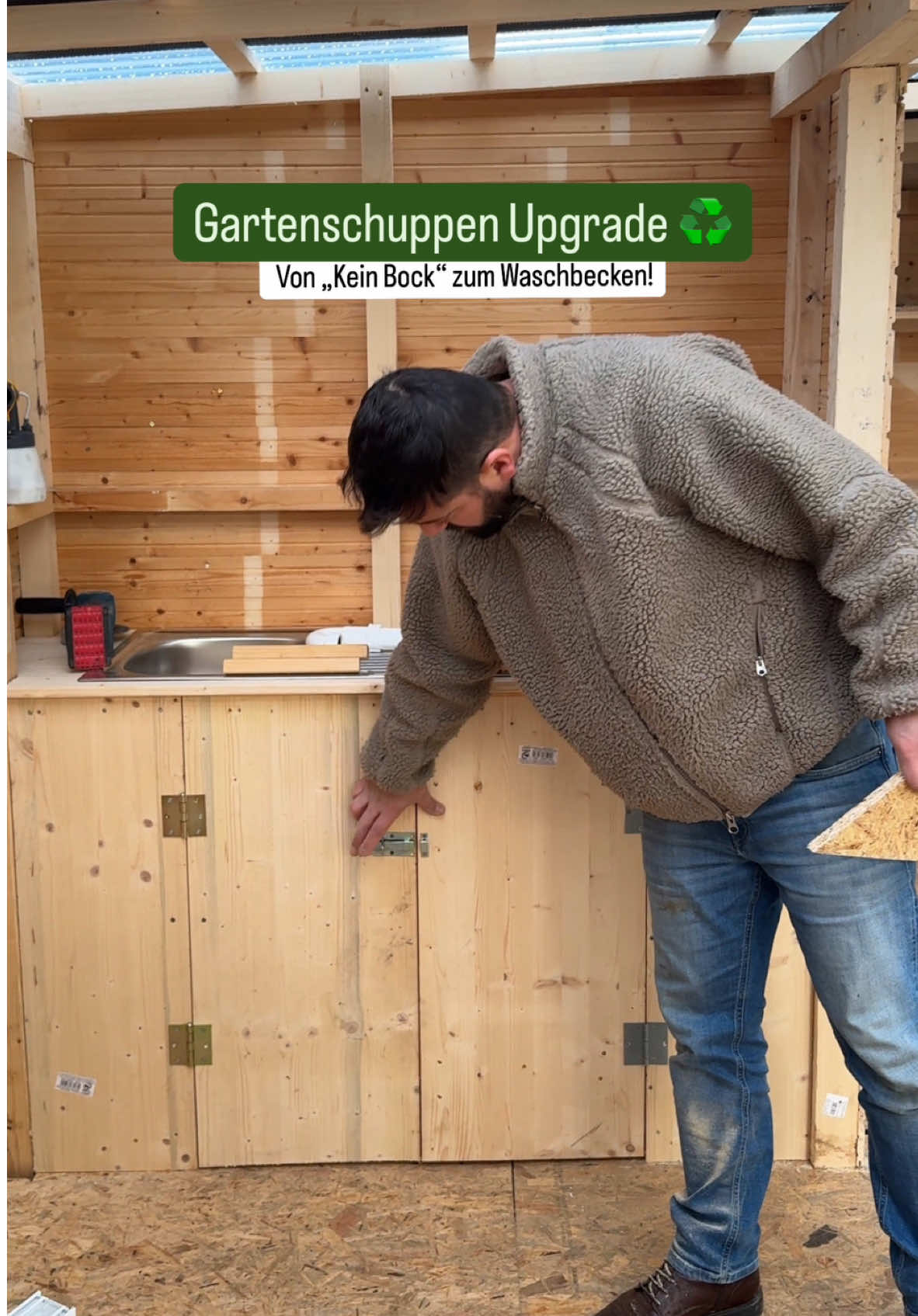 Von „Kein Bock“ zu „Warum nicht gleich so?“ 😅 Also, ich sag’s euch: Erst wollte er wieder nur das Nötigste machen. Pragmatismus auf höchstem Niveau. Aber kaum ist Besi erst mal im Flow… plötzlich kommen die wildesten Ideen aus ihm heraus! Eigentlich war nur geplant, den Gartenschuppen zu erweitern – aber jetzt? Jetzt haben wir eine Werkstatt mit Trennwand, Nische und sogar einem kleinen Waschbecken! 😍 DAS hätte ich ihm am Anfang vorschlagen können – hätte er nie gemacht. Aber je mehr er gebaut hat, desto mehr Details sind dazugekommen. ✨ Aufteilung der Gartenwerkstatt: 🔹 Eine Seite: Alles für den Garten – Werkzeug, Geräte & Co. 🔹 Die andere Seite: Handwerksecke mit Holz & Stauraum. 🔹 In der Mitte: Eine Nische mit Waschbecken – ich find’s SO süß! Und was mir besonders wichtig war: Licht! Deshalb hat er nicht nur oben transparente Wellplatten (Plexiglas? Polyamid? Wie nennt man das genau? 🤔) eingebaut, sondern auch vorne für extra Tageslicht gesorgt – damit ich perfekte Bedingungen zum Filmen hab. 😌📸 Tja, und jetzt mal ehrlich: Kennt ihr das auch? Männer starten erst mit „Kein Bock“ und am Ende eskaliert es komplett in Perfektion? 😆 #DIY #Gartenwerkstatt #WerkstattUpgrade #Heimwerken #Handwerk #Gartenprojekt #Selbstgemacht #DoItYourself #Upcycling #Gartenschuppen #DIYprojekt #WerkstattIdeen #Garteninspiration #GartenDIY #ProjektUpgrade #creatorsearchinsights 