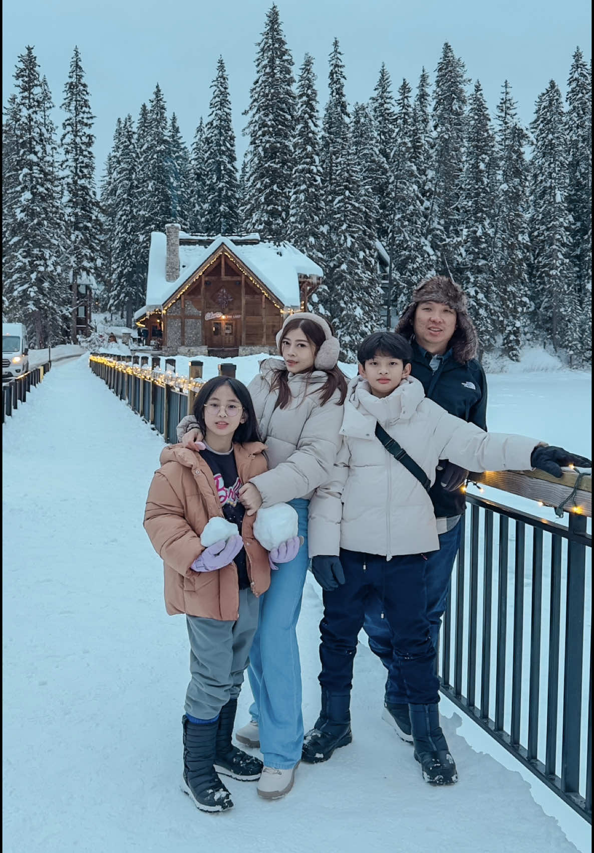 Heran juga kenapa muka koko @Jacob_tobias dan Lady bisa merah, muka mama papa biasa aja, pucat yg ada🤣 . . . #winterholiday #banff #alberta #canadianrockies #johnstoncanyon