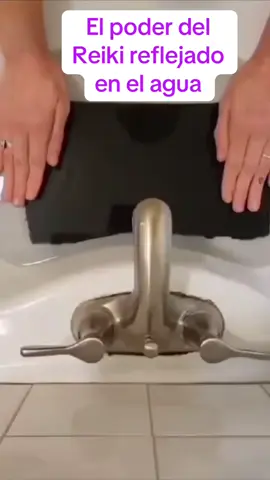 Este video no pretende mostrar que la energía Reiki mueve el agua físicamente, sino que es una representación visual de cómo fluye y se expande ✨. Al igual que las ondas en el agua cuando colocamos nuestras manos, la energía Reiki se transmite de manera sutil pero poderosa, impactando todo a su alrededor 🌊. Así funciona cuando aplicamos Reiki: la vibración se extiende, armoniza y equilibra tanto a nivel físico como energético 🔮. Si quieres aprender más sobre Reiki y su poder sanador, revisa el enlace en mi perfil 💫 #ReikiHealing #EnergíaVital #SanaciónHolística #ReikiEnAcción #VibraciónPositiva #EquilibrioEnergético
