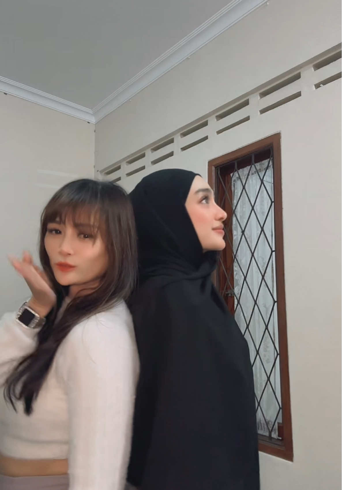 Katanya dalam pertemanan itu harus ada yg solehah & yg solehottt 💅🏻 Gimana menurut kalian??