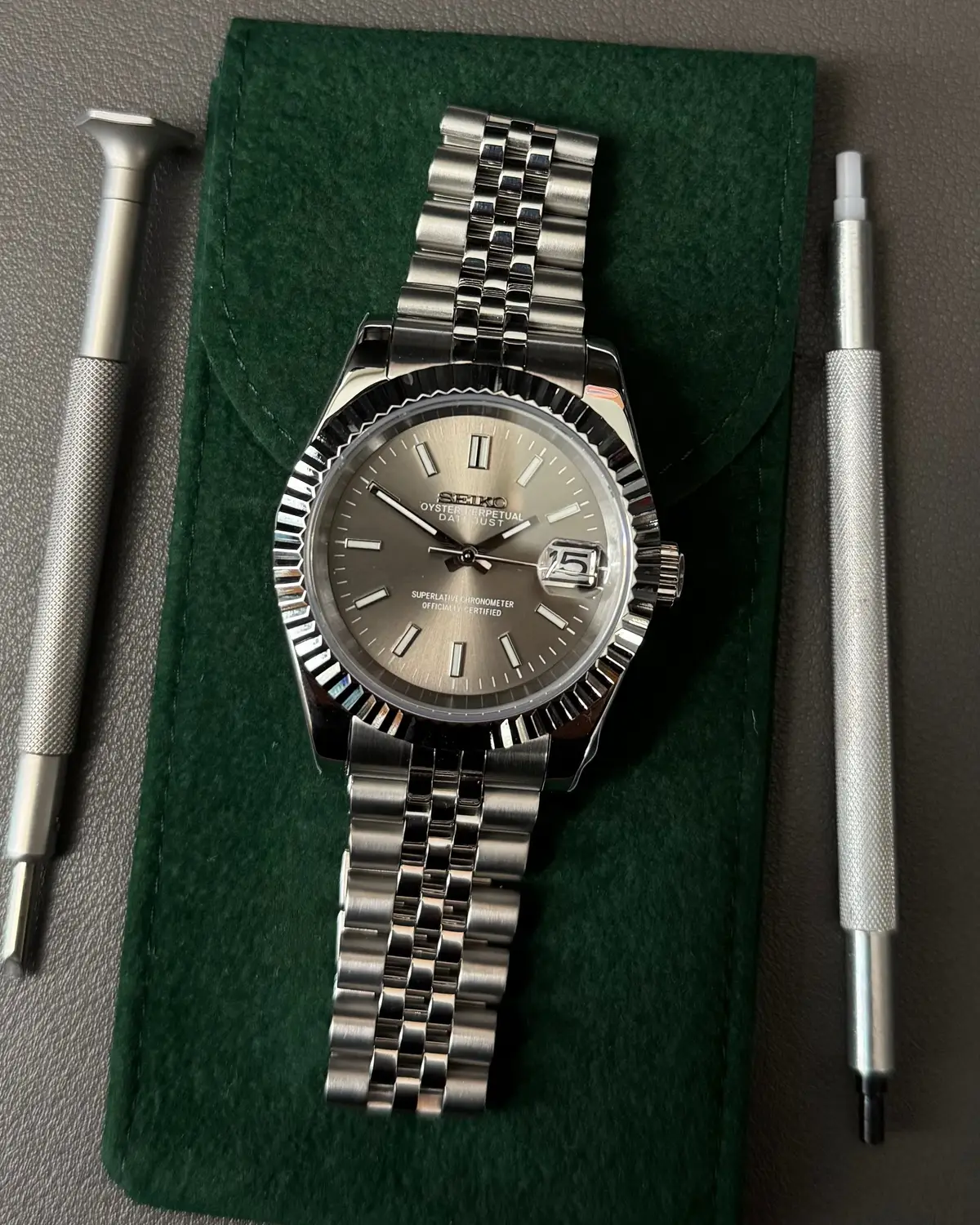 This grey dial hits different 🤩 DM us if you’re interested in customizing a timepiece today ✅ #seiko #seikomod #customwatch #watch #royaloak #WatchCollection #automaticwatch #seikocollector #timepiece #seikomodder #watchgame #customseiko